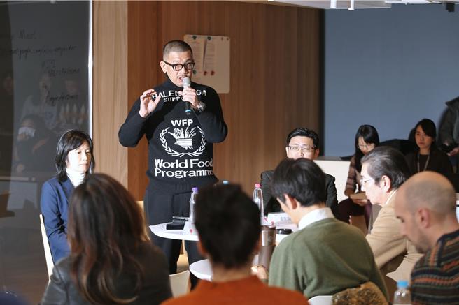 文策院董事长蔡嘉骏（左三）日前举行说明会，与影视业者公开对话。（资料照）