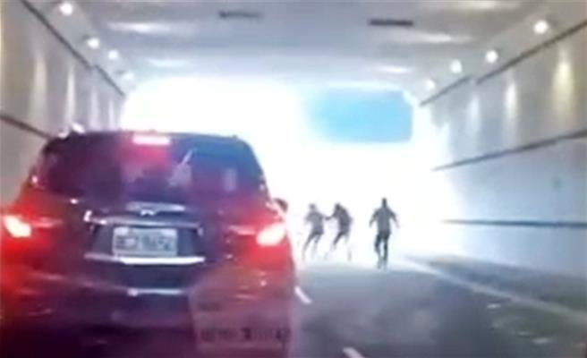 民進黨嘉義市議員林煒軒28日被40歲吳姓、24歲楊姓男子2人毆打成傷，畫面被後方車輛拍下。（取自「嘉義多一點」臉書社團∕呂妍庭嘉義傳真）