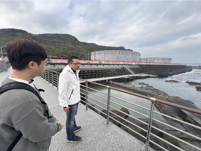 基隆市政府获得交通部观光署补助，将外木山的海兴泳池进行改善工程，已于日前顺利完工启用。基隆市产发处长林鼎超（左2）也到现场视察。（张志康摄）