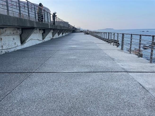 基隆市政府获得交通部观光署补助，将外木山的海兴泳池进行改善工程，已于日前顺利完工启用。基隆市产发处长林鼎超（左2）也到现场视察。（基隆市政府提供／张志康基隆传真）