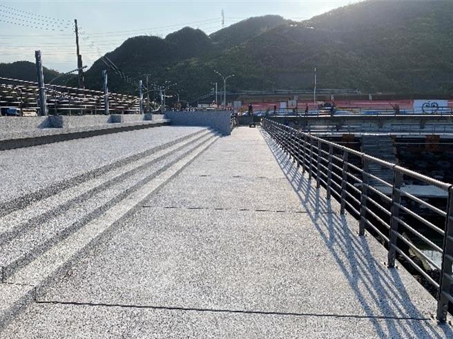 基隆市政府获得交通部观光署补助，将外木山的海兴泳池进行改善工程，已于日前顺利完工启用。基隆市产发处长林鼎超（左2）也到现场视察。（基隆市政府提供／张志康基隆传真）