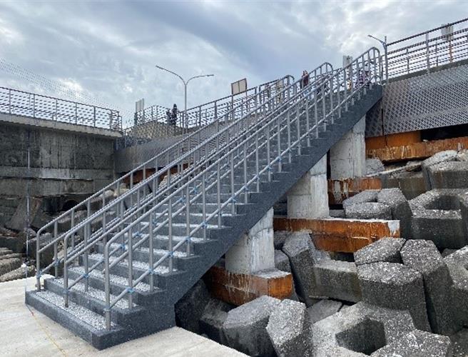 基隆市政府获得交通部观光署补助，将外木山的海兴泳池进行改善工程，已于日前顺利完工启用。基隆市产发处长林鼎超（左2）也到现场视察。（基隆市政府提供／张志康基隆传真）