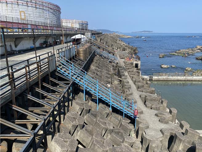 改建前的海兴泳池，因为年久失修，包括楼梯及平台都有严重的锈蚀，甚至何时倒塌都不令人意外。（基隆市政府提供／张志康基隆传真）