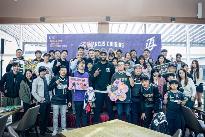 卡森斯跟球迷聚餐合照。(台啤云豹提供)