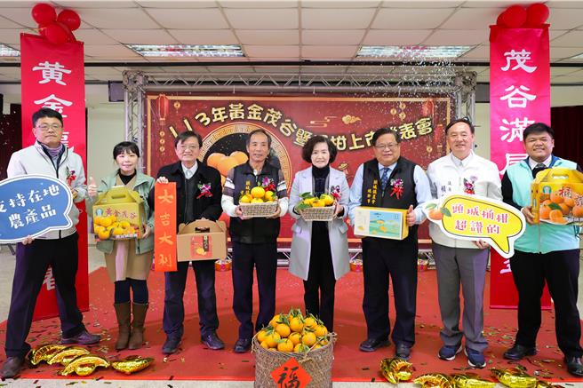 宜兰县长林姿妙（左五）呼吁全国消费者多多採购，作为家中自用或致赠亲朋好友的最佳伴手礼，象徵「大吉大利」过好年。（宜兰县政府提供／吴佩蓉宜兰传真）