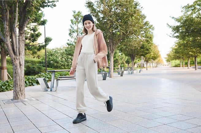 GU拥有连帽、立领设计的「女装登山外套」折价300元，于2月2日至2月8日推出优惠价990元。（GU提供／朱世凯台北传真）