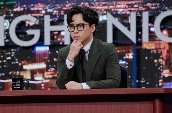 賀瓏夜夜秀最新影片點閱驚人。（圖／賀瓏 Hello 臉書）