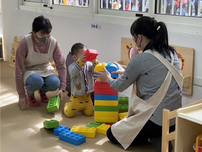 台中市政府积极盘点閒置空间开办公托，龙津国小主动提供2间閒置教室打造托婴中心，29日举办开幕典礼，预计收托28名2岁以下幼儿。（潘虹恩摄）