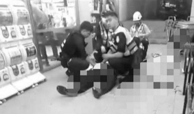 郑男遭割颈当场喷出大量鲜血，所幸及时送医捡回一命。（翻摄画面）