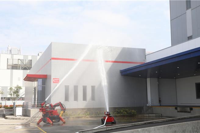 今签约仪式完成后，在大珑企业股份有限公司嘉义厂举行化灾演练。（吕妍庭摄）