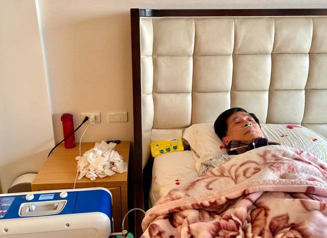 前總統陳水扁今（29）日在臉書上PO出一張照片，直呼「近日由於喉嚨發炎，痰特別多，整個晚上都有咳不完的痰，床邊堆積如山的衛生紙，阿扁還能好好睡覺嗎？」（翻攝陳水扁新勇哥物語臉書）