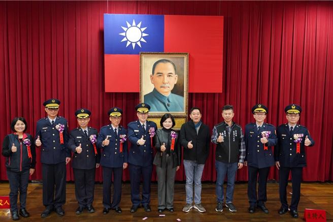 云林县警察局新任主任秘书、督察长布达暨卸、新任分局长联合交接典礼，29日在警察局大礼堂举行，云林县长张丽善（右五）强调县府会当警察局最强后盾。（云林县政府提供／张朝欣云林传真）