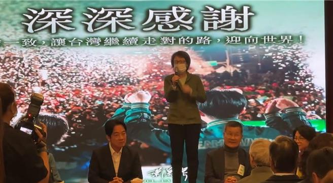 萧美琴（手持麦克风者）指花莲县比苗栗更为艰困。（民眾提供／李京升苗栗传真）