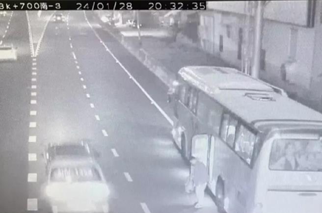 黄姓男子28日晚间从台北载21名客人回台中，行经国道1号台中市大雅路段时强忍胸痛将车停靠路肩后昏迷猝死。（民眾提供／杨静茹南投传真）