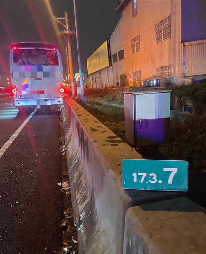 國光客運黃姓駕駛28日晚間開車載乘客經國道一號大雅路段，因為身體極度不適，撐到最後一刻，將車開到路肩後接著陷入昏迷。（國道第三大隊提供／張妍溱台中傳真）