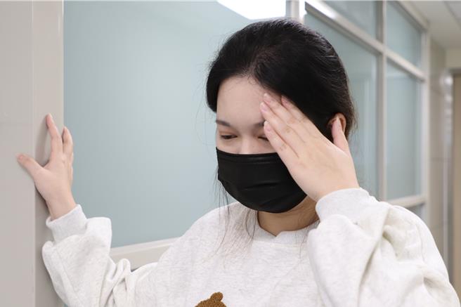 65岁徐女士自年轻起就深受贫血困扰，近半年头晕、乏力症状愈发严重，就医检查发现胃部竟长出巨大肿瘤，且肿瘤表面会断断续续出血，不过徐女积极面对，现已住院治疗中。头晕示意图，非当事病患。（大里仁爱医院提供／潘虹恩台中传真）
