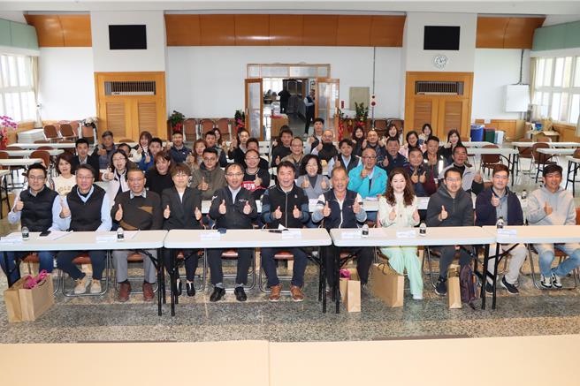 苗栗县长锺东锦颁奖表扬获奖单位与厂商。（苗栗县政府提供／李京升苗栗传真）