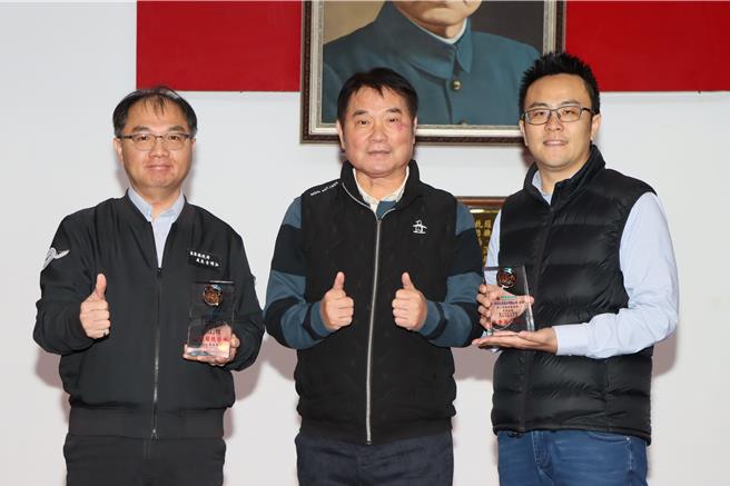 苗栗县长锺东锦表扬政府服务奖。（苗栗县政府提供／李京升苗栗传真）
