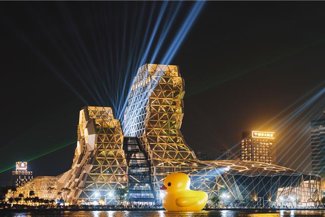 高流配合「冬日遊樂園」系列活動，在愛河灣「金呱閃閃」燈光展演點亮愛河灣。（文化局提供／任義宇高雄傳真）