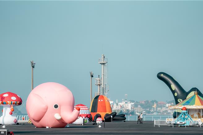 高美館在高雄港17號馬頭準備「療育森林」系列大型充氣藝術作品，搭配愛河灣黃色小鴨萌翻眾人。（文化局提供／任義宇高雄傳真）