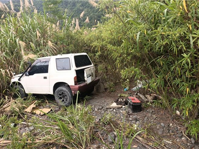 現場遺留1輛車及鐵橇、鏈鋸等犯案工具。（保七總隊第四大隊提供／吳佩蓉宜蘭傳真）