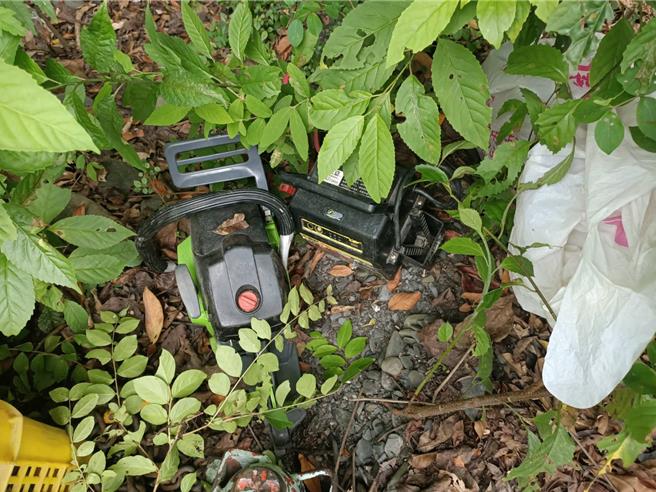 現場遺留1輛車及鐵橇、鏈鋸等犯案工具。（保七總隊第四大隊提供／吳佩蓉宜蘭傳真）