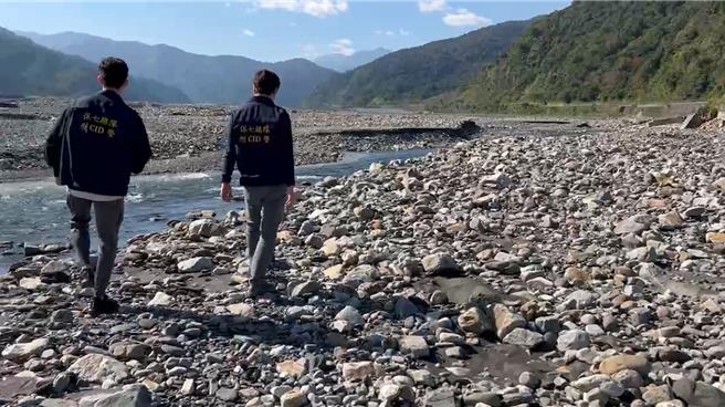 保七總隊第四大隊偵查小隊會同林業及自然保育署宜蘭分署人員前往現場巡查。（保七總隊第四大隊提供／吳佩蓉宜蘭傳真）