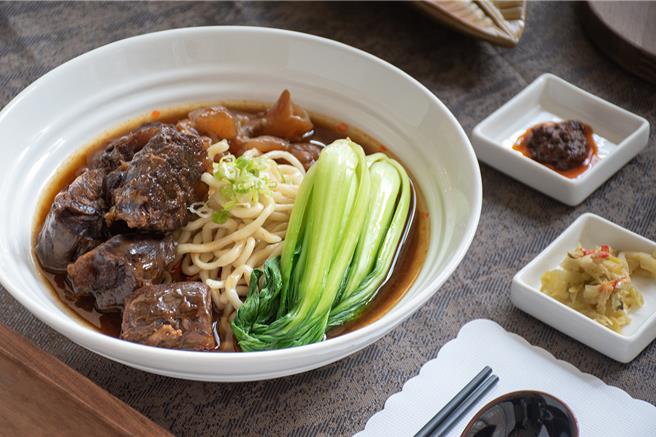 「逸林牛肉麵」汤底浓郁中带有自然甘甜与清香，牛腱与牛筋，份量给不少，诚意十足，每碗580元加1成。(台北中山九昱希尔顿逸林酒店提供)