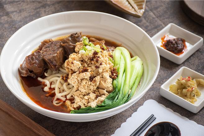 「逸林臭豆腐牛肉麵」臭豆腐口感绵密彷若豆花，与牛肉汤底结合，激盪出让味蕾惊艳的绝妙滋味，每碗620元加1成。(台北中山九昱希尔顿逸林酒店提供)
