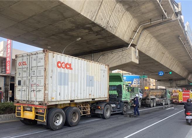 高雄台88快速道路下方，有3輛大型車撞成一團，原來是有貨櫃車疑似為注意車前狀況，連撞2輛車。（警方提供／任義宇高雄傳真）