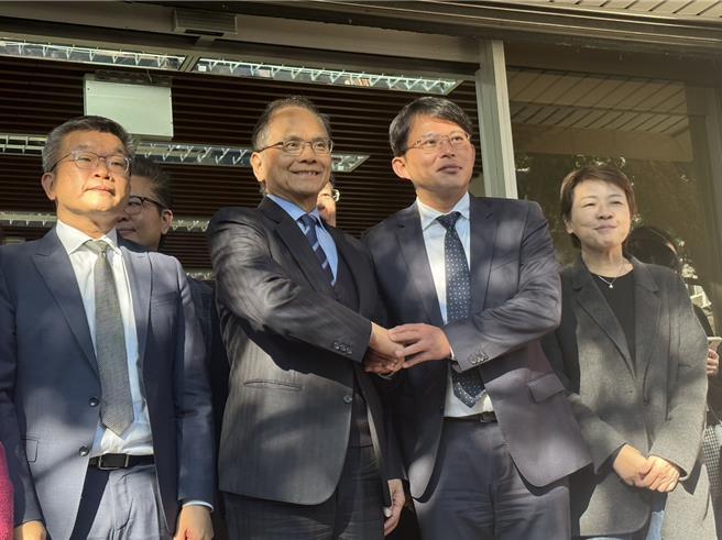 民進黨立法院黨團今日正式推舉游錫堃、蔡其昌角逐新國會龍頭，兩人於下午2時30分前往拜會民眾黨團，經過近1小時的會談後，雙方也一同步出黨團大樓接受媒體聯訪。（黃婉婷攝）