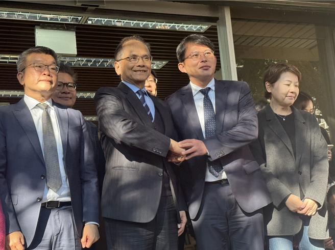 民進黨立法院正副院長候選人游錫堃、蔡其昌今下午前往民眾黨團拜會，民眾黨團比照接待藍營規格迎接。（蔡雯如攝）