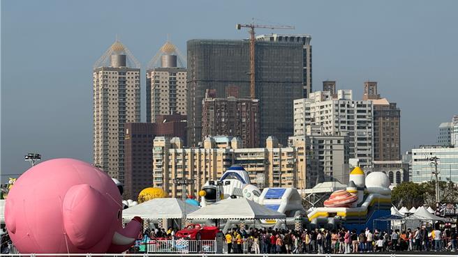 今天是黄色小鸭展出的首个平日，码头乐园更是吸引一票家长陪着孩子排队抢玩。（柯宗纬摄）
