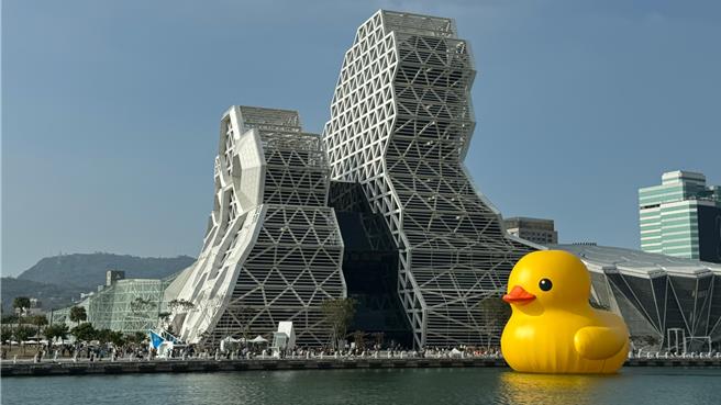 从游艇视角看黄色小鸭。（柯宗纬摄）