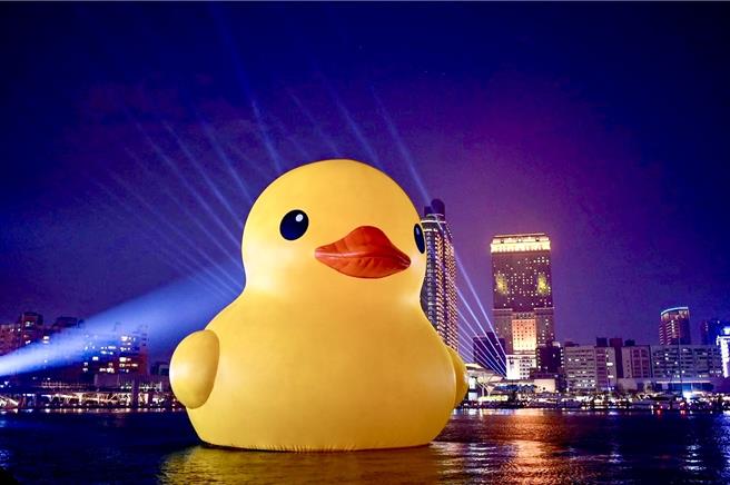 夜间版黄色小鸭搭配高流灯光秀，景致迷人。（柯宗纬翻摄）