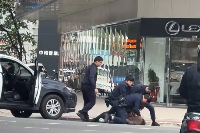 男子遭多名警察压制在地上，带回保护管束。（翻摄爆料公社）