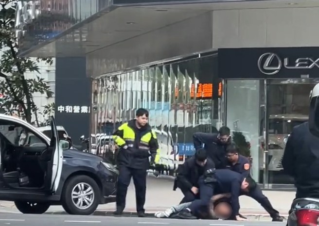 男子遭多名警察压制在地上，带回保护管束。（翻摄爆料公社）