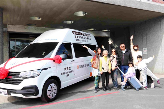 新北市民黄承志与（左四）与母亲陈宝贵（左二）、家人一起送爱到台东。（台东基督教医院提供／萧嘉蕙台东传真）