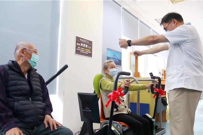 捐者之一陈宝贵（中）在復健科物理治疗师王建富（右）的指导下，试用所捐的HUR扩胸训练机。（台东基督教医院提供／萧嘉蕙台东传真）