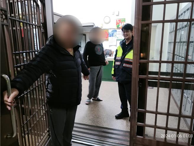 台中市27岁朱姓慢飞天使，趁父母熟睡溜出家门，在自家楼下徘徊近3小时，在警方及热心住户协助下，顺利联繫其父亲将他带回家。（警方提供／王煌忠台中传真）