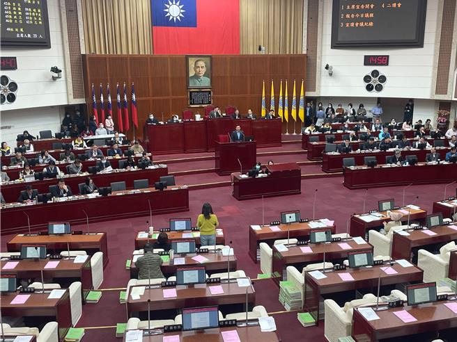 台北市议会大会审查预算。（刘彦宜摄）