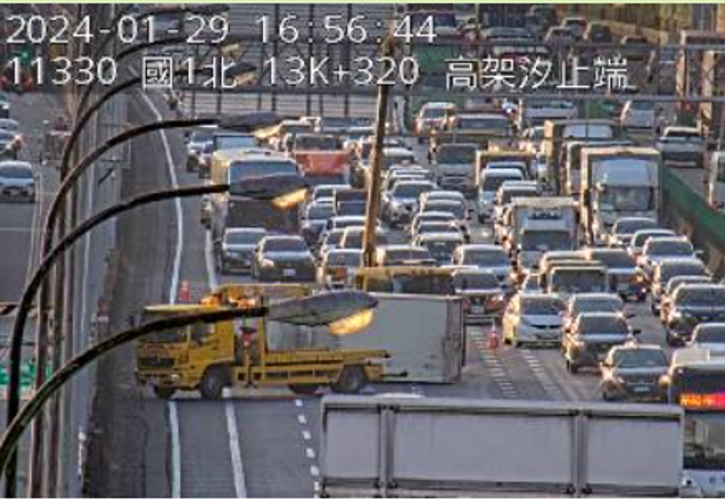 国道一号北上13.8公里处，货车翻车造成车流回堵。（翻摄国道1968）