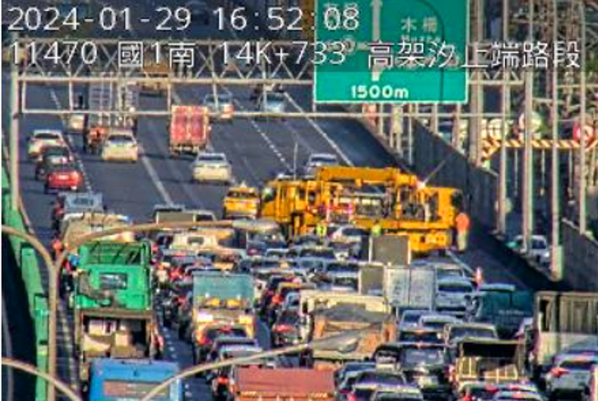 国道一号北上13.8公里处，货车翻车造成车流回堵。（翻摄国道1968）