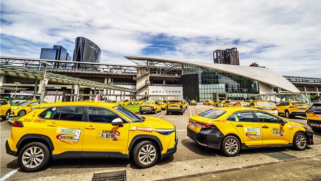 竹县计程车有1600多 辆，以新竹高铁站排班计程车最多，今年春节 期间运价加3成。（罗浚滨摄）