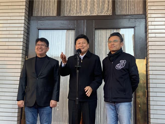 国民党立委傅昆萁今赴国民党团办公室致意前受访。（张薷摄）