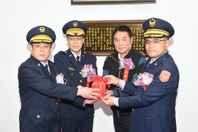 苗栗县长锺东锦主持交接仪式。（苗栗县政府提供／李京升苗栗传真）