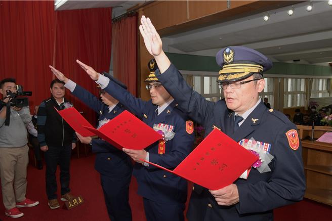 新任分局长宣誓。（苗栗县政府提供／李京升苗栗传真）