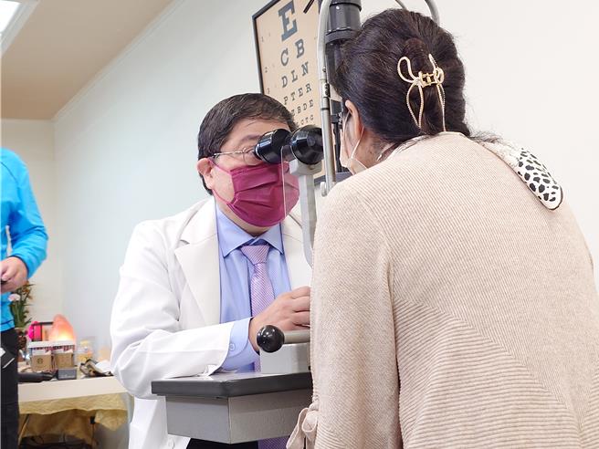 高雄一名患者進行白內障手術後，再度出現視力下降，原來是「後白內障」作祟，達特楊眼科聯盟執行長洪啟庭說，進行雷射手術即可輕鬆恢復視力。（任義宇攝）