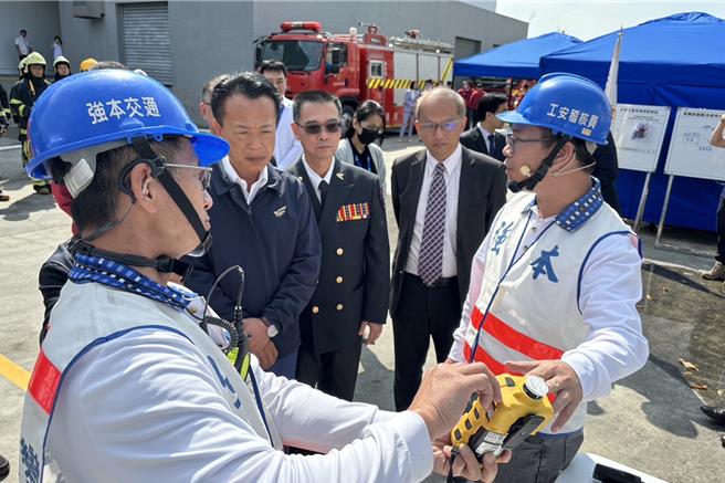 工研院与嘉义县签署化学灾害应变合作备忘录，并于现场进行化灾演练，左二起为嘉义县县长翁章梁、嘉义县消防局局长蔡建安、工研院绿能所所长王汉英参观后勤装备。（工研院提供／罗浚滨新竹传真）