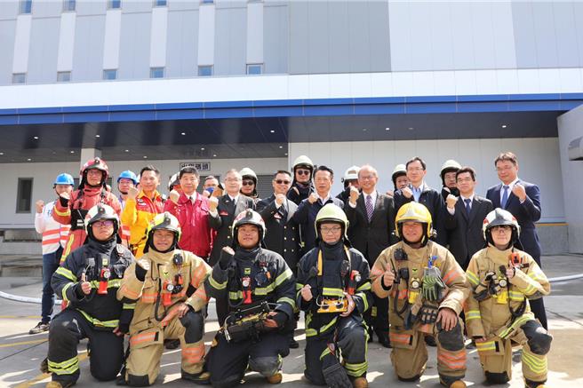 工研院以科技力保障第一线消防人员的应变能力，与嘉义县签署化灾应变合作备忘录，签约仪式后与进行化灾演练的厂商与消防同仁合影。。（工研院提供／罗浚滨新竹传真）